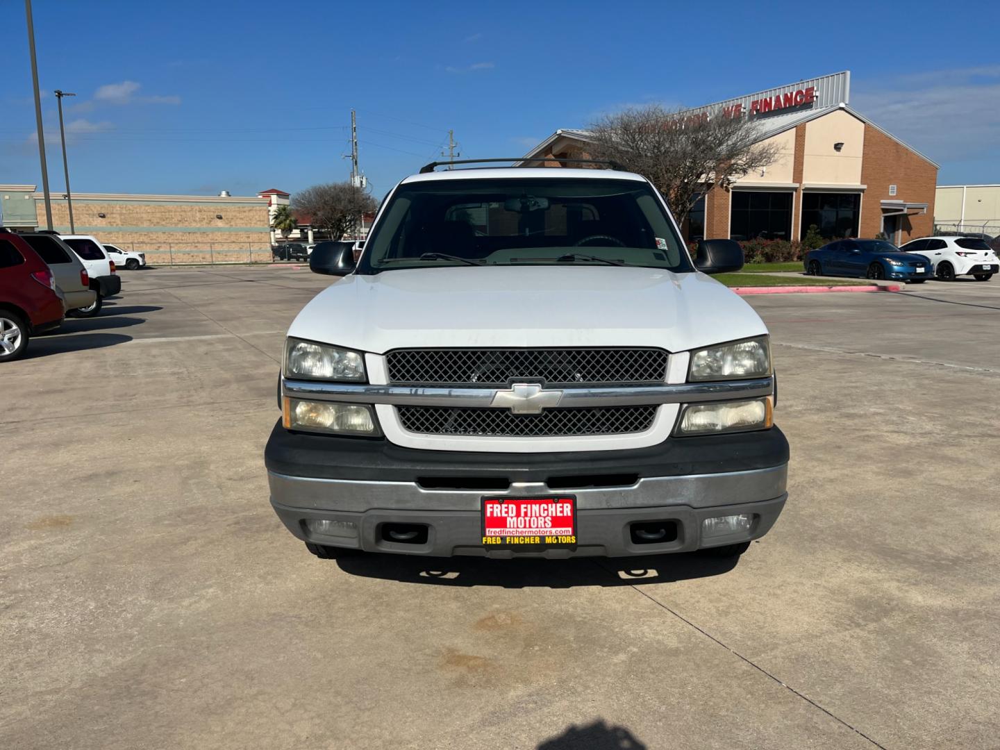 2004 white /gray Chevrolet Avalanche 1500 2WD (3GNEC12T84G) with an 5.3L V8 OHV 16V engine, 4-Speed Automatic Overdrive transmission, located at 14700 Tomball Parkway 249, Houston, TX, 77086, (281) 444-2200, 29.928619, -95.504074 - Photo#1